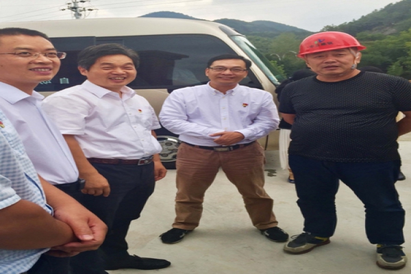 市委常委、區(qū)委書記葛學(xué)斌視察古堰畫鄉(xiāng)游客接待中心建設(shè)項(xiàng)目