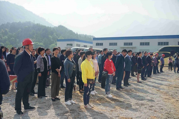 景寧畬族自治縣在鳳凰學(xué)校建設(shè)工程項(xiàng)目部舉行集中開(kāi)工儀式