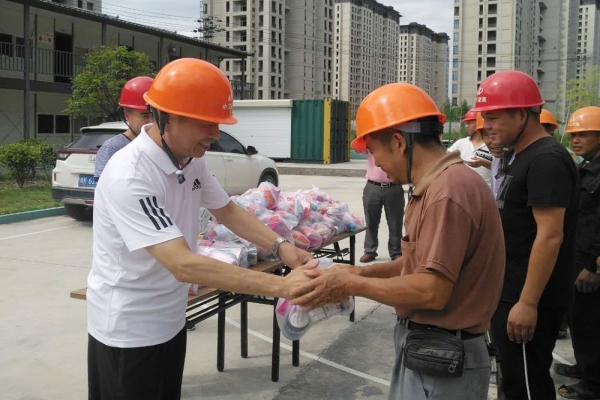 市建設(shè)局、市建筑業(yè)協(xié)會領(lǐng)導(dǎo)親臨現(xiàn)場慰問一線工人